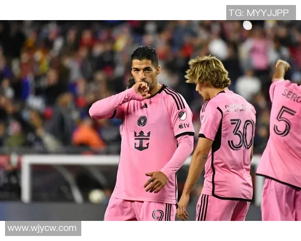 足球明星驾驭球车展现风采球场之外的精彩瞬间与激情碰撞